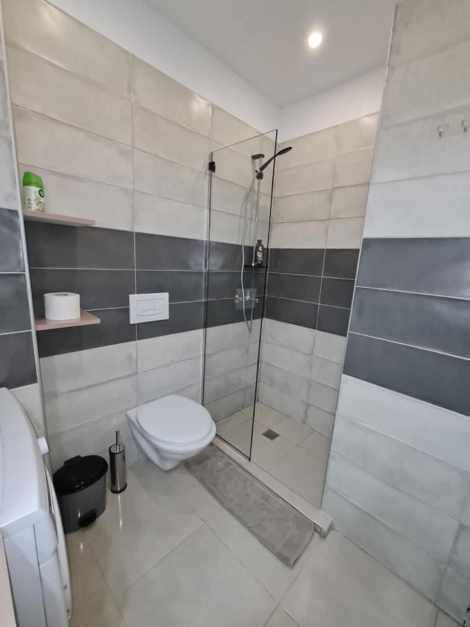Sunny Apartment - Blloku Tirana, Near Lake Exterior foto